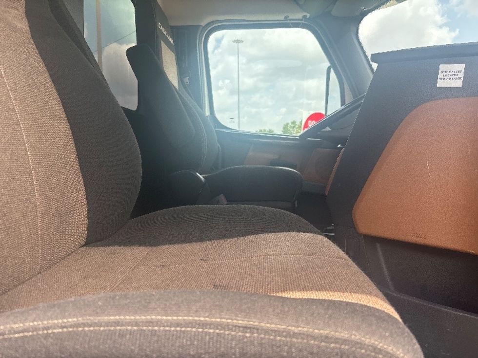 Day Cab Tractor-Heavy Duty Tractors-Freightliner-2021-T12642ST-Houston-TX-136,768\n\t\tmiles-$ 68,000 - Image 14