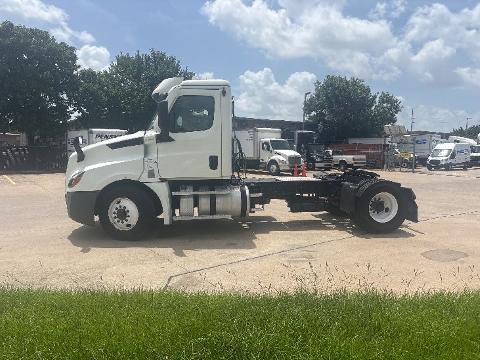 Day Cab Tractor-Heavy Duty Tractors-Freightliner-2021-T12642ST-Houston-TX-136,768\n\t\tmiles-$ 68,000 - Image 4