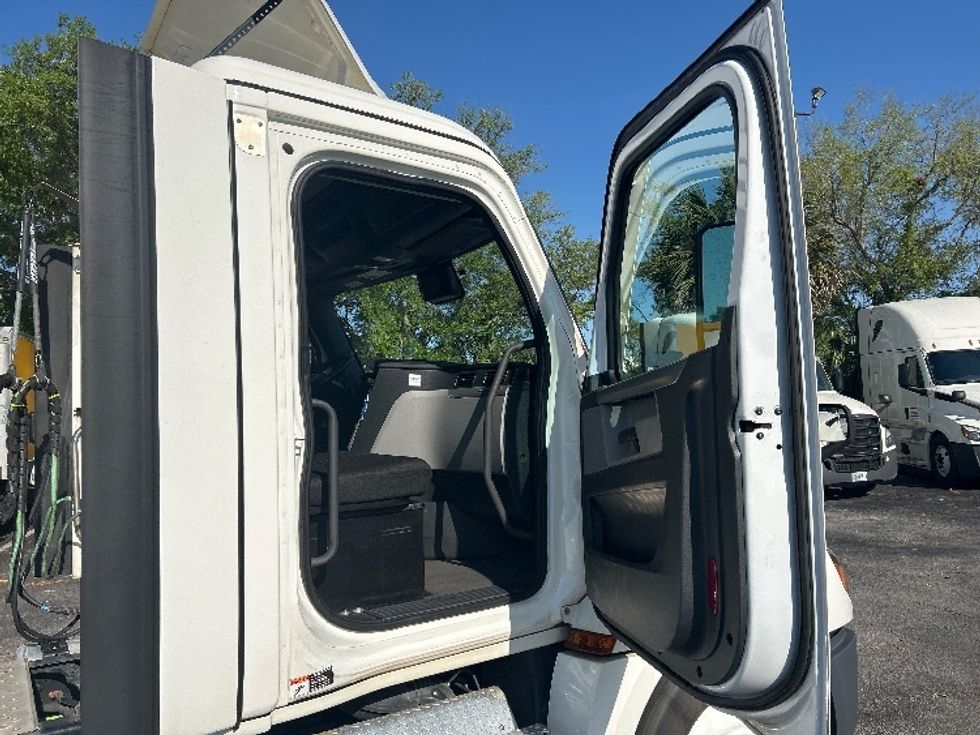 Day Cab Tractor-Heavy Duty Tractors-Freightliner-2021-T12642ST-Jacksonville-FL-348,119\n\t\tmiles-$ 57,500 - Image 12