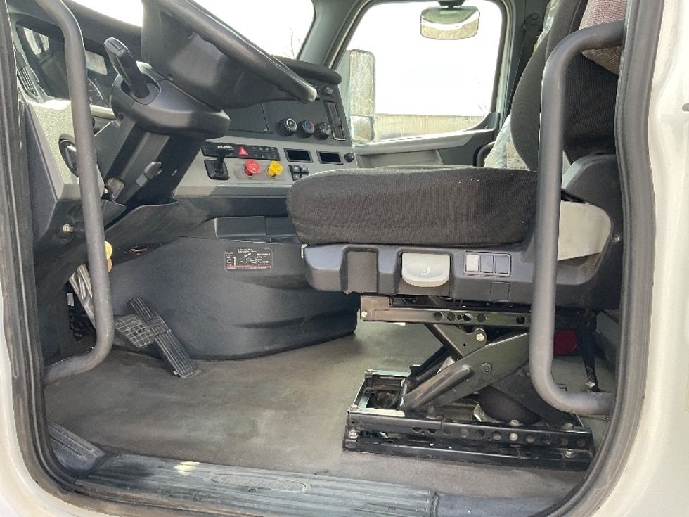 Day Cab Tractor-Heavy Duty Tractors-Freightliner-2021-T12642ST-La Porte-IN-256,209\n\t\tmiles-$ 43,500 - Image 9