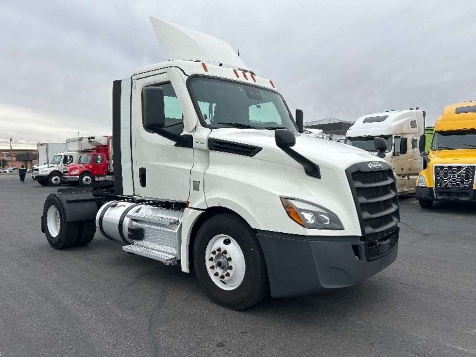 Day Cab Tractor-Heavy Duty Tractors-Freightliner-2021-T12642ST-Las Vegas-NV-551,260\n\t\tmiles-$ 38,000 - Image 1