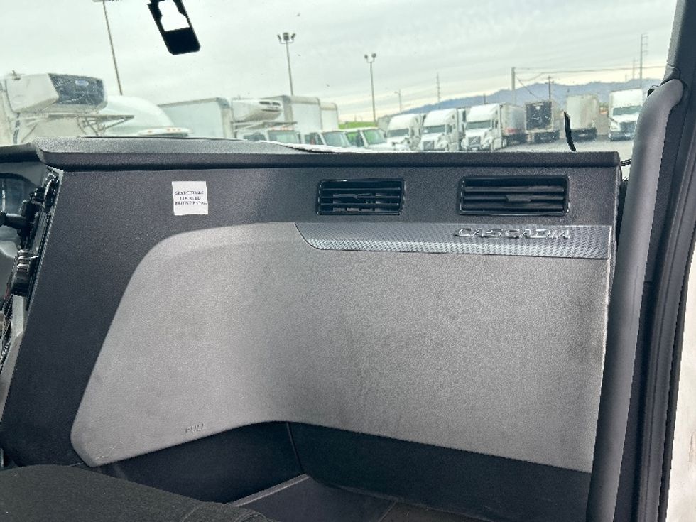 Day Cab Tractor-Heavy Duty Tractors-Freightliner-2021-T12642ST-Las Vegas-NV-551,260\n\t\tmiles-$ 38,000 - Image 13