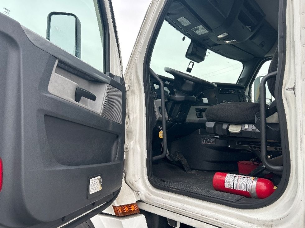 Day Cab Tractor-Heavy Duty Tractors-Freightliner-2021-T12642ST-Las Vegas-NV-551,260\n\t\tmiles-$ 38,000 - Image 9