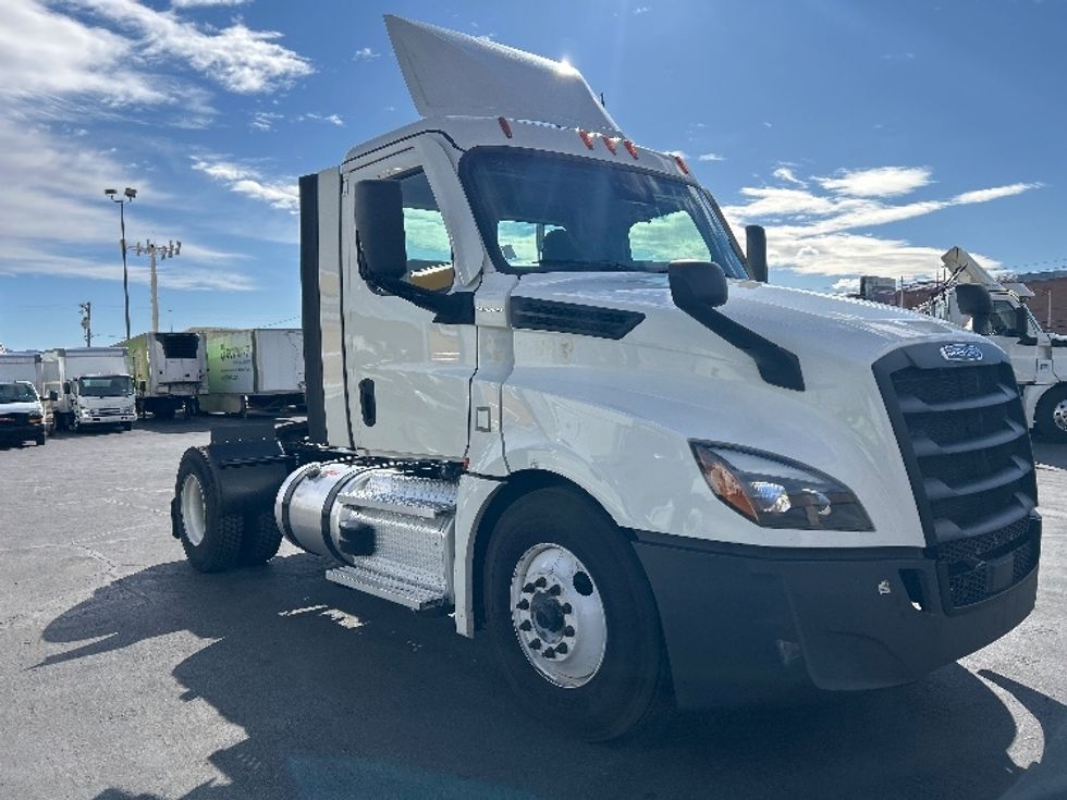Day Cab Tractor-Heavy Duty Tractors-Freightliner-2021-T12642ST-Las Vegas-NV-564,808\n\t\tmiles-$ 35,500 - Image 1