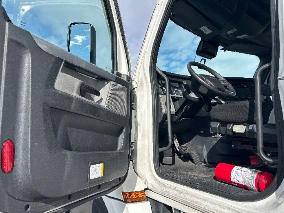 Day Cab Tractor-Heavy Duty Tractors-Freightliner-2021-T12642ST-Las Vegas-NV-564,808\n\t\tmiles-$ 35,500 - Image 9