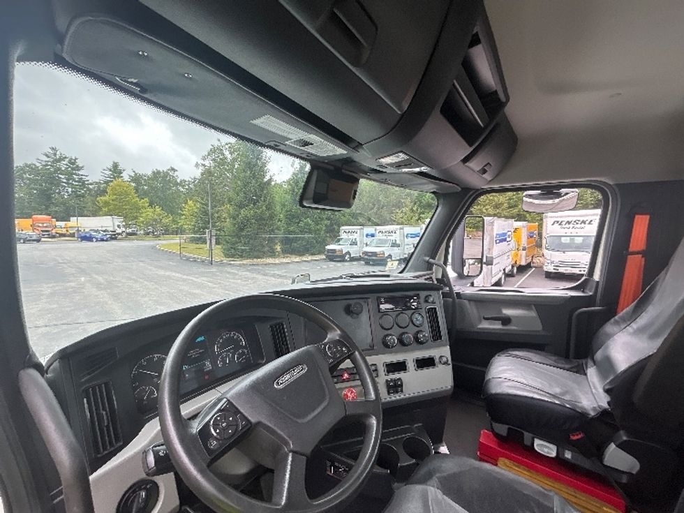 Day Cab Tractor-Heavy Duty Tractors-Freightliner-2021-T12642ST-Londonderry-NH-119,416\n\t\tmiles-$ 60,750 - Image 10