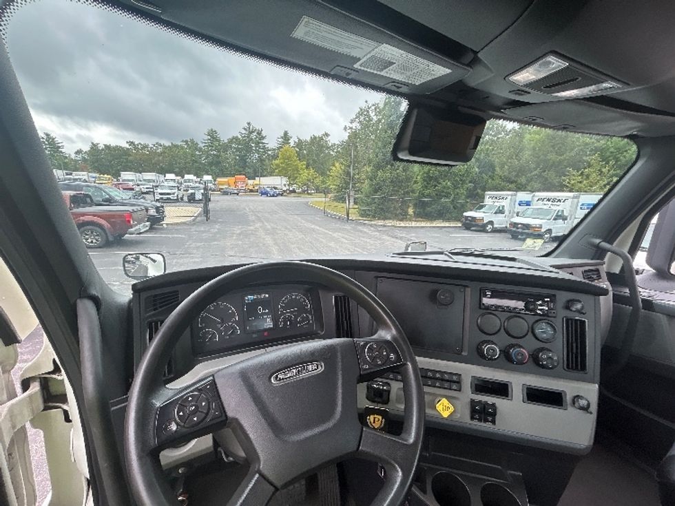 Day Cab Tractor-Heavy Duty Tractors-Freightliner-2021-T12642ST-Londonderry-NH-119,416\n\t\tmiles-$ 60,750 - Image 11