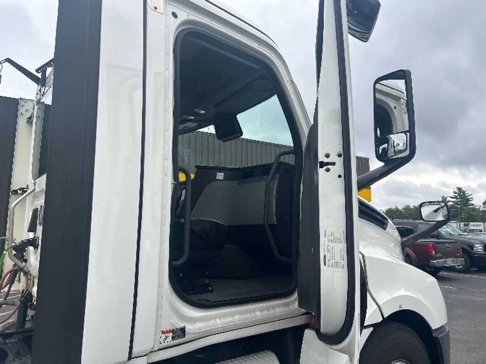 Day Cab Tractor-Heavy Duty Tractors-Freightliner-2021-T12642ST-Londonderry-NH-119,416\n\t\tmiles-$ 60,750 - Image 12