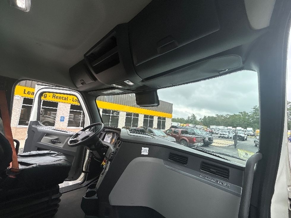 Day Cab Tractor-Heavy Duty Tractors-Freightliner-2021-T12642ST-Londonderry-NH-119,416\n\t\tmiles-$ 60,750 - Image 13
