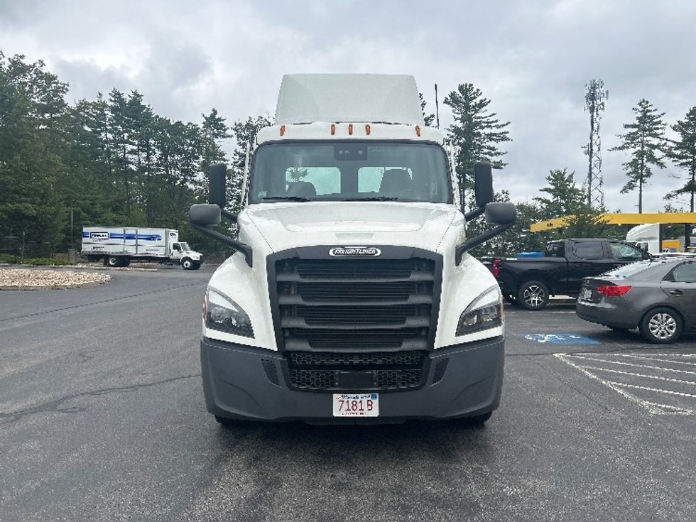 Day Cab Tractor-Heavy Duty Tractors-Freightliner-2021-T12642ST-Londonderry-NH-119,416\n\t\tmiles-$ 60,750 - Image 2