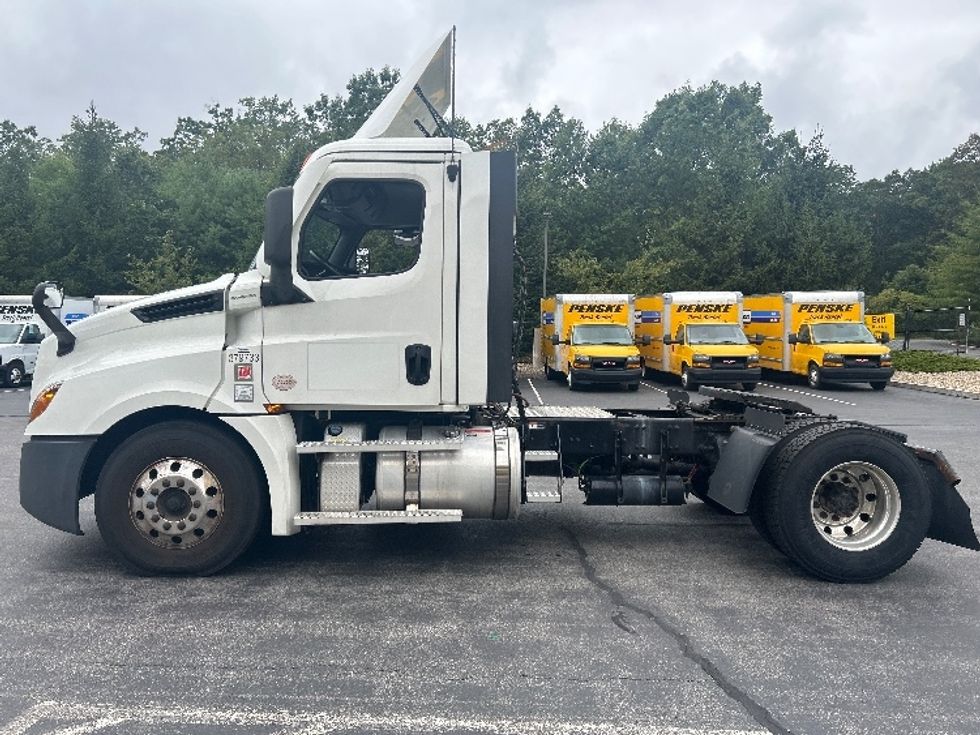 Day Cab Tractor-Heavy Duty Tractors-Freightliner-2021-T12642ST-Londonderry-NH-119,416\n\t\tmiles-$ 60,750 - Image 4