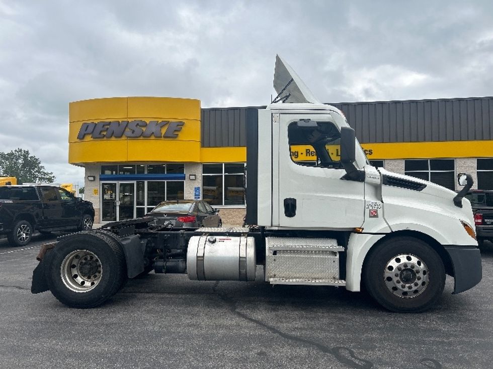 Day Cab Tractor-Heavy Duty Tractors-Freightliner-2021-T12642ST-Londonderry-NH-119,416\n\t\tmiles-$ 60,750 - Image 8