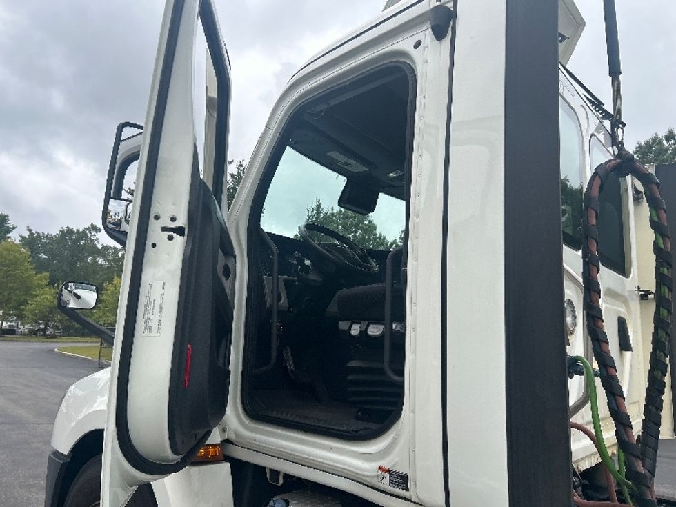Day Cab Tractor-Heavy Duty Tractors-Freightliner-2021-T12642ST-Londonderry-NH-119,416\n\t\tmiles-$ 60,750 - Image 9