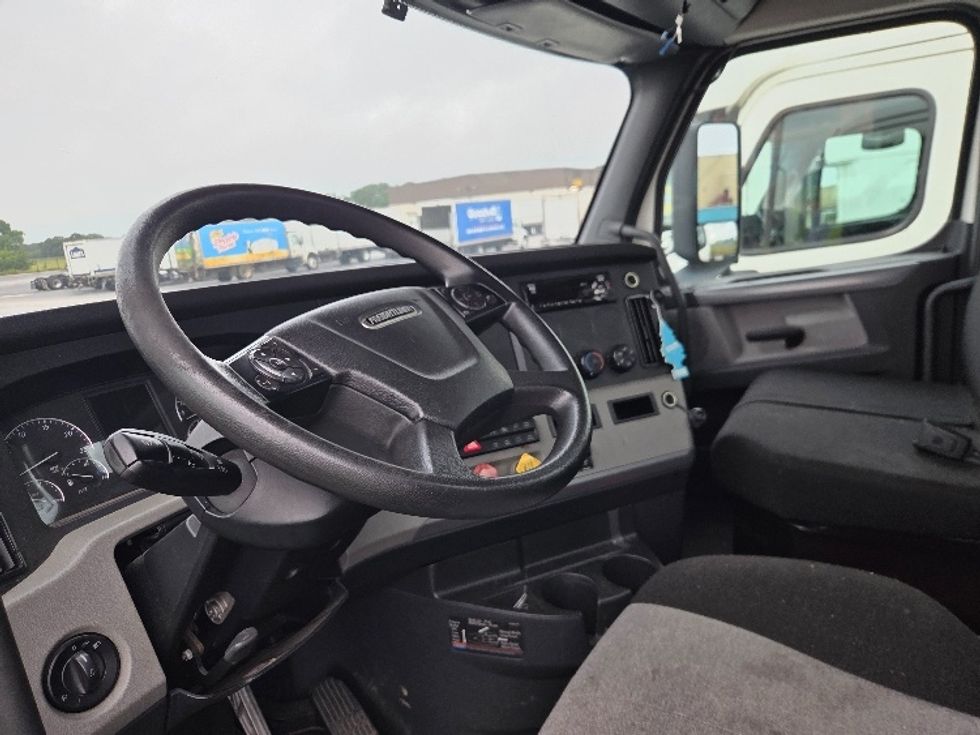 Day Cab Tractor-Heavy Duty Tractors-Freightliner-2021-T12642ST-Mobile-AL-140,016\n\t\tmiles-$ 63,750 - Image 10