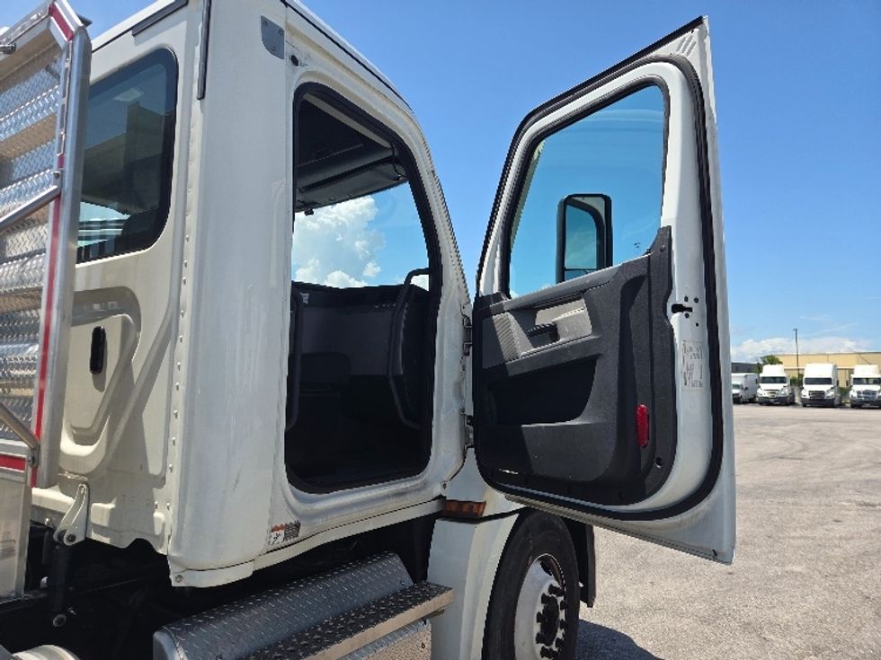 Day Cab Tractor-Heavy Duty Tractors-Freightliner-2021-T12642ST-Mobile-AL-140,016\n\t\tmiles-$ 63,750 - Image 12
