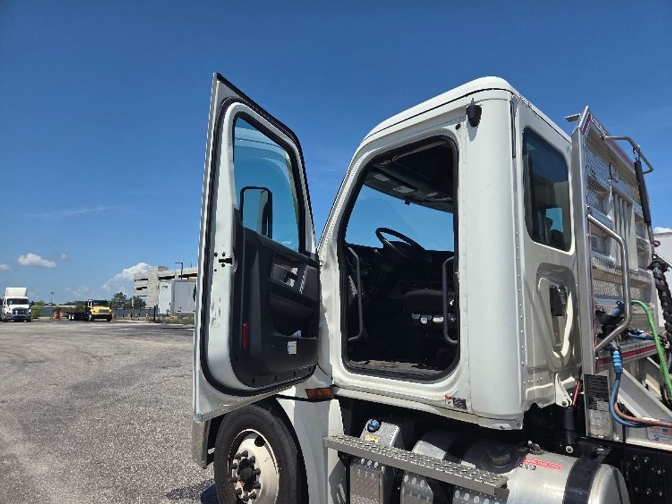 Day Cab Tractor-Heavy Duty Tractors-Freightliner-2021-T12642ST-Mobile-AL-140,016\n\t\tmiles-$ 63,750 - Image 9