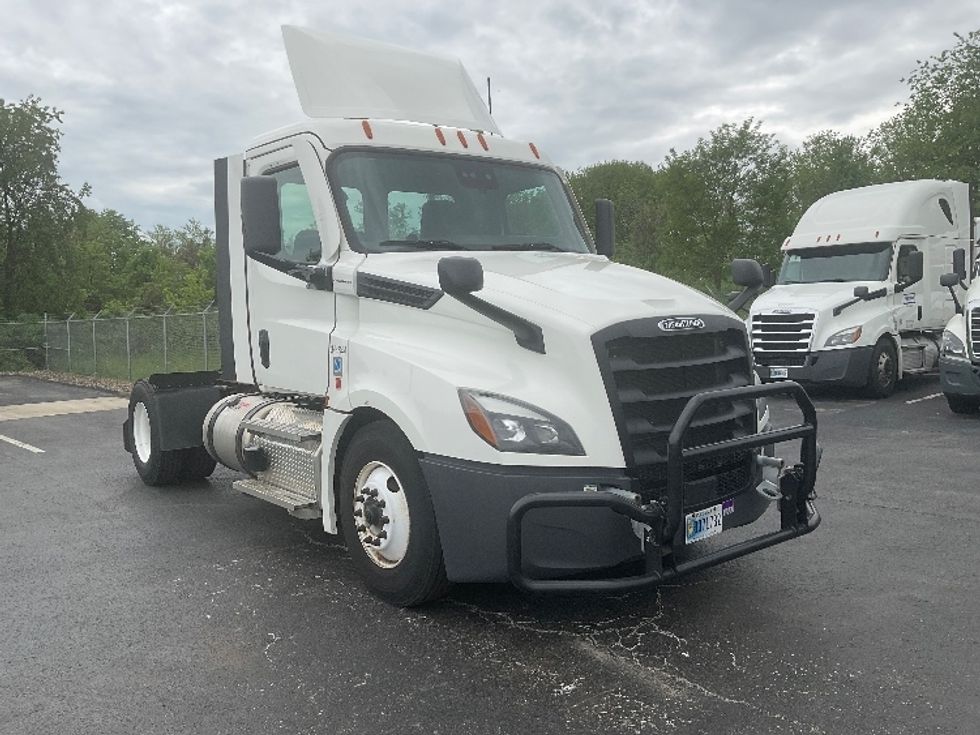 Day Cab Tractor-Heavy Duty Tractors-Freightliner-2021-T12642ST-Mount Pleasant-PA-590,000\n\t\tmiles-$ 32,750 - Image 1