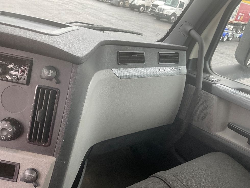 Day Cab Tractor-Heavy Duty Tractors-Freightliner-2021-T12642ST-Mount Pleasant-PA-590,000\n\t\tmiles-$ 32,750 - Image 12