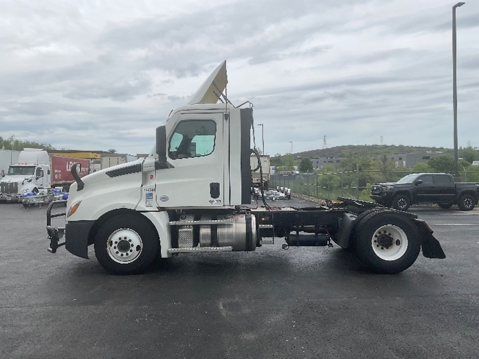 Day Cab Tractor-Heavy Duty Tractors-Freightliner-2021-T12642ST-Mount Pleasant-PA-590,000\n\t\tmiles-$ 32,750 - Image 4