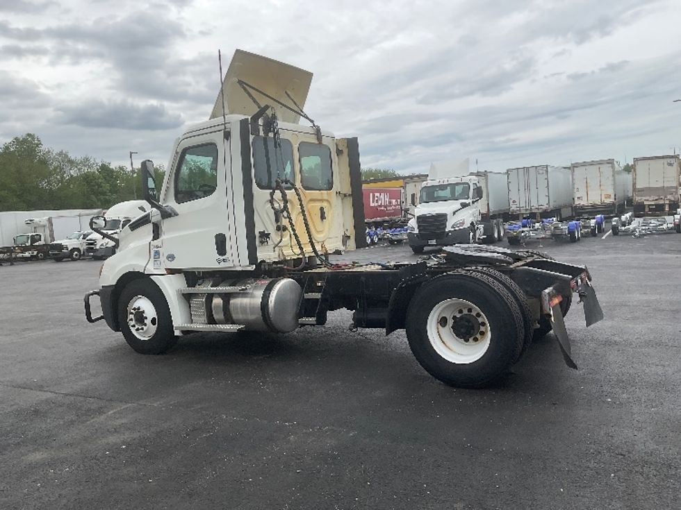 Day Cab Tractor-Heavy Duty Tractors-Freightliner-2021-T12642ST-Mount Pleasant-PA-590,000\n\t\tmiles-$ 32,750 - Image 5