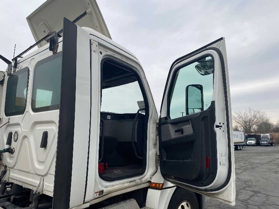 Day Cab Tractor-Heavy Duty Tractors-Freightliner-2021-T12642ST-Parsippany-NJ-232,621\n\t\tmiles-$ 53,000 - Image 12