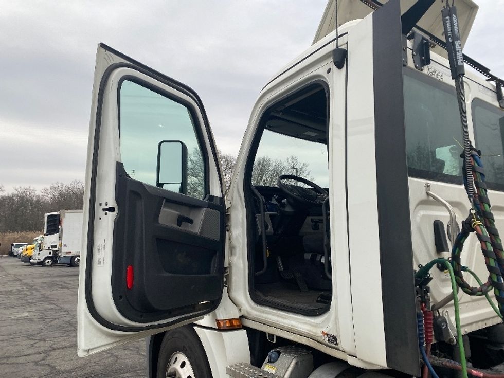 Day Cab Tractor-Heavy Duty Tractors-Freightliner-2021-T12642ST-Parsippany-NJ-232,621\n\t\tmiles-$ 53,000 - Image 9