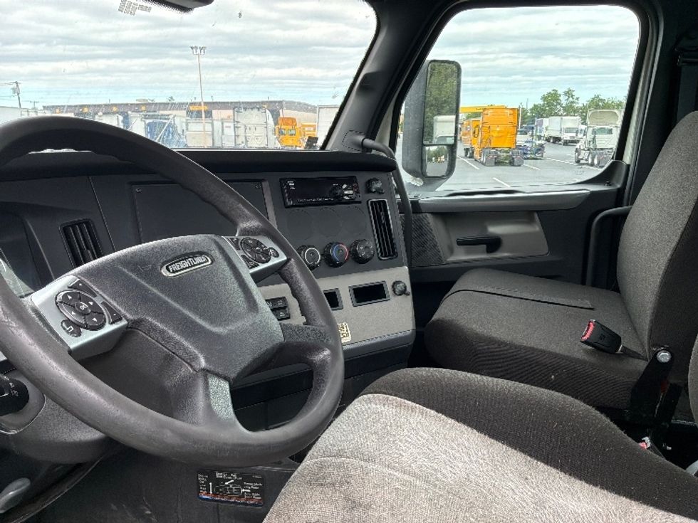 Day Cab Tractor-Heavy Duty Tractors-Freightliner-2021-T12642ST-Pennsauken-NJ-325,805\n\t\tmiles-$ 48,500 - Image 10