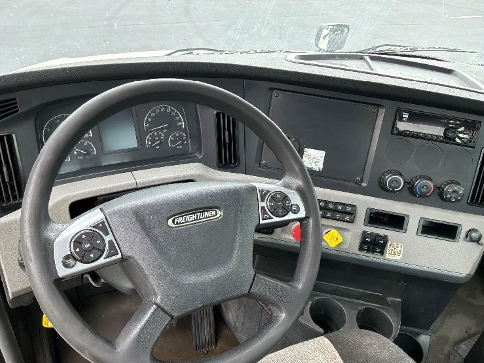Day Cab Tractor-Heavy Duty Tractors-Freightliner-2021-T12642ST-Pennsauken-NJ-325,805\n\t\tmiles-$ 48,500 - Image 11