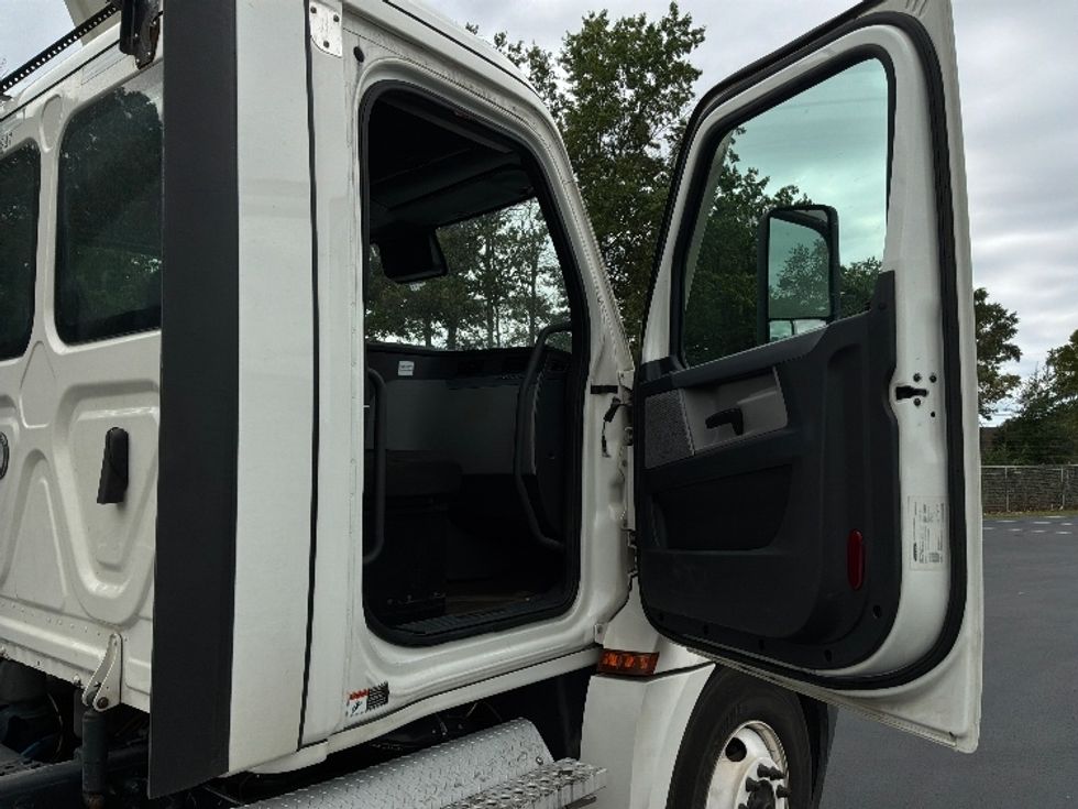 Day Cab Tractor-Heavy Duty Tractors-Freightliner-2021-T12642ST-Pennsauken-NJ-325,805\n\t\tmiles-$ 48,500 - Image 12