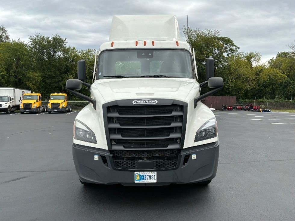 Day Cab Tractor-Heavy Duty Tractors-Freightliner-2021-T12642ST-Pennsauken-NJ-325,805\n\t\tmiles-$ 48,500 - Image 2