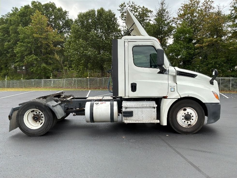 Day Cab Tractor-Heavy Duty Tractors-Freightliner-2021-T12642ST-Pennsauken-NJ-325,805\n\t\tmiles-$ 48,500 - Image 8