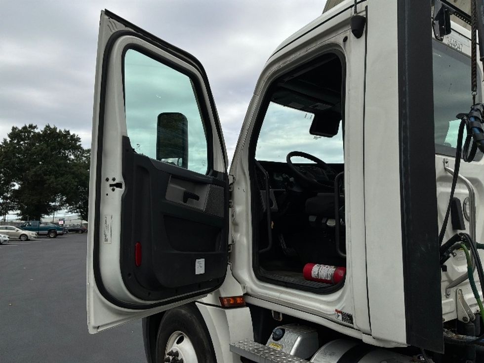 Day Cab Tractor-Heavy Duty Tractors-Freightliner-2021-T12642ST-Pennsauken-NJ-325,805\n\t\tmiles-$ 48,500 - Image 9