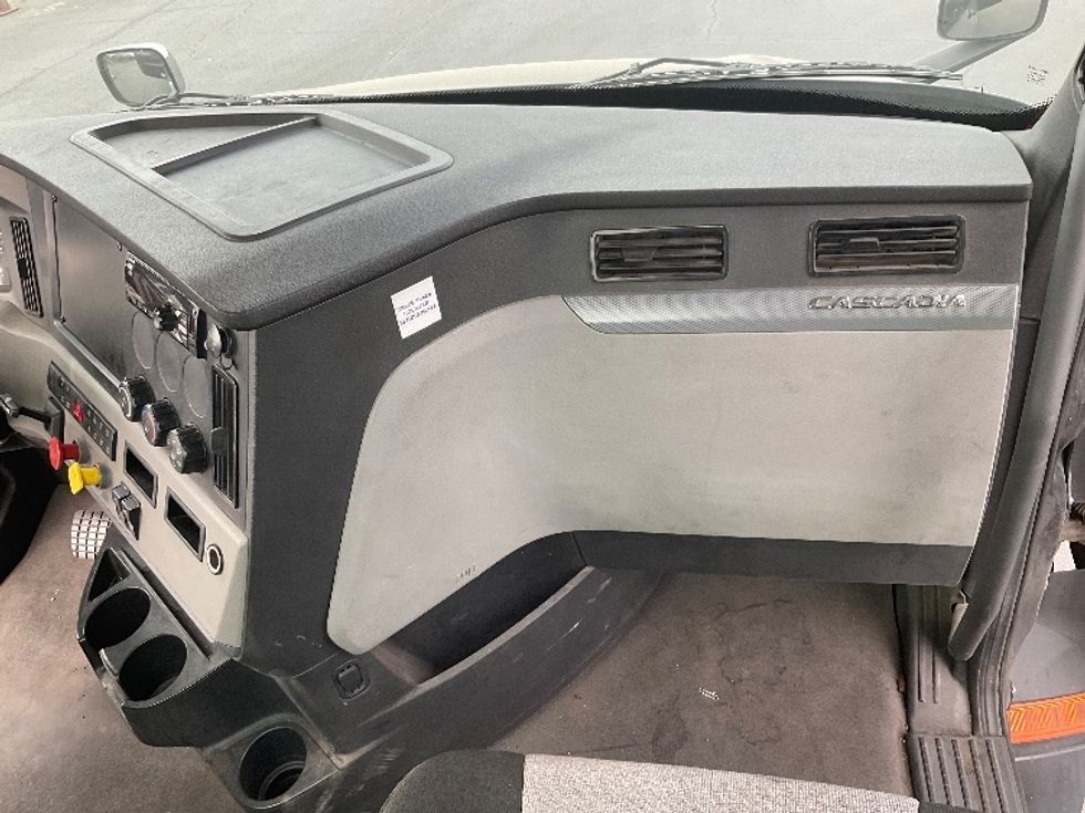 Day Cab Tractor-Heavy Duty Tractors-Freightliner-2021-T12642ST-Phoenix-AZ-176,483\n\t\tmiles-$ 61,250 - Image 13