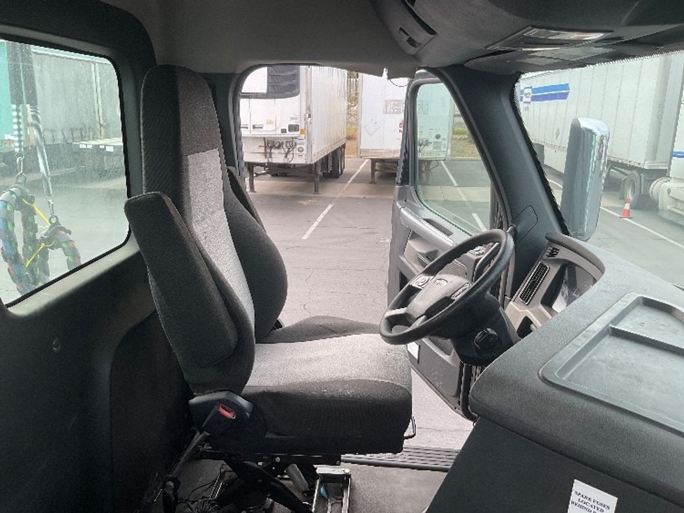 Day Cab Tractor-Heavy Duty Tractors-Freightliner-2021-T12642ST-Phoenix-AZ-176,483\n\t\tmiles-$ 61,250 - Image 14