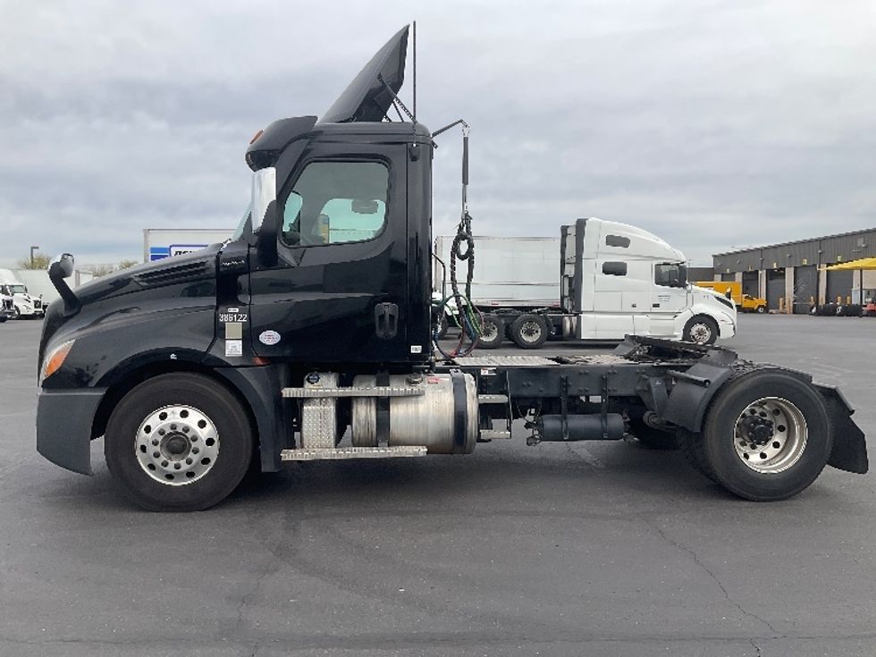 Day Cab Tractor-Heavy Duty Tractors-Freightliner-2021-T12642ST-Phoenix-AZ-176,483\n\t\tmiles-$ 61,250 - Image 4