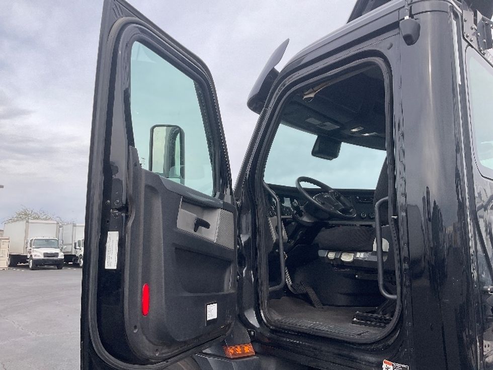 Day Cab Tractor-Heavy Duty Tractors-Freightliner-2021-T12642ST-Phoenix-AZ-176,483\n\t\tmiles-$ 61,250 - Image 9