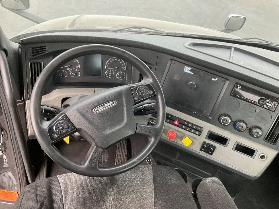 Day Cab Tractor-Heavy Duty Tractors-Freightliner-2021-T12642ST-Phoenix-AZ-184,973\n\t\tmiles-$ 61,000 - Image 11