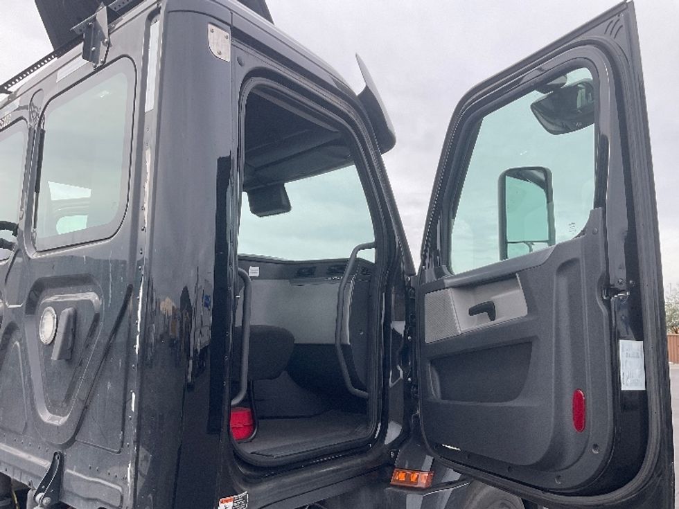 Day Cab Tractor-Heavy Duty Tractors-Freightliner-2021-T12642ST-Phoenix-AZ-184,973\n\t\tmiles-$ 61,000 - Image 12