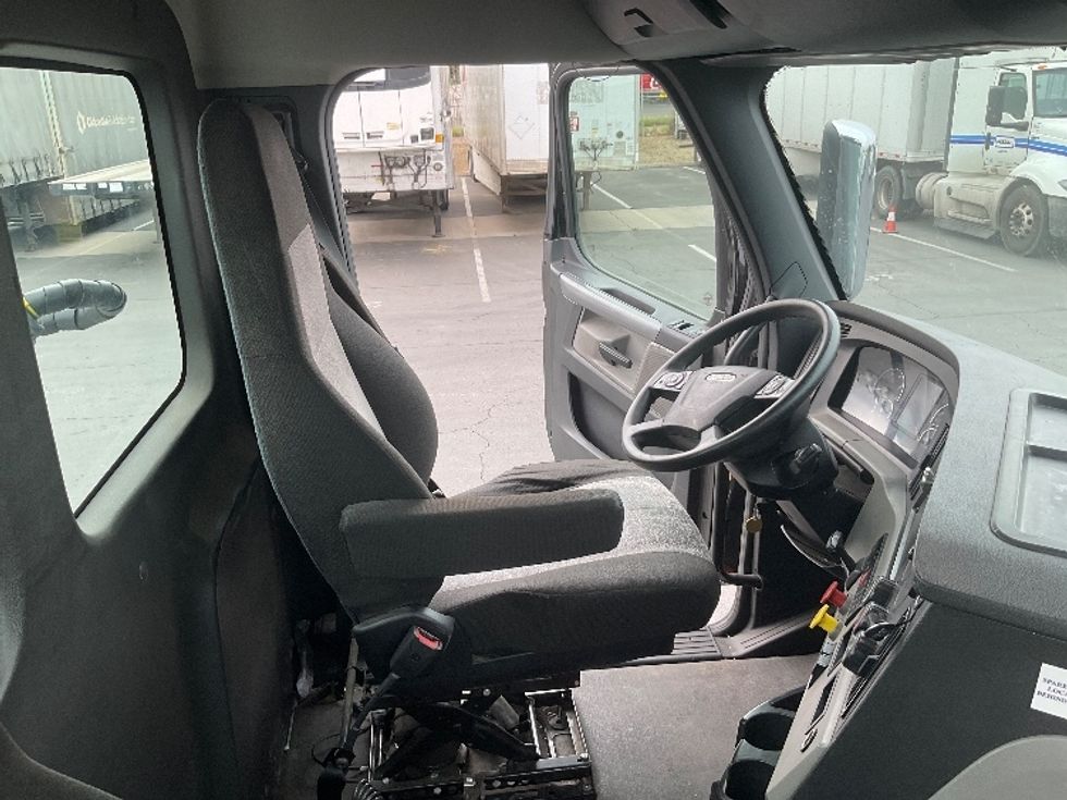 Day Cab Tractor-Heavy Duty Tractors-Freightliner-2021-T12642ST-Phoenix-AZ-184,973\n\t\tmiles-$ 61,000 - Image 14