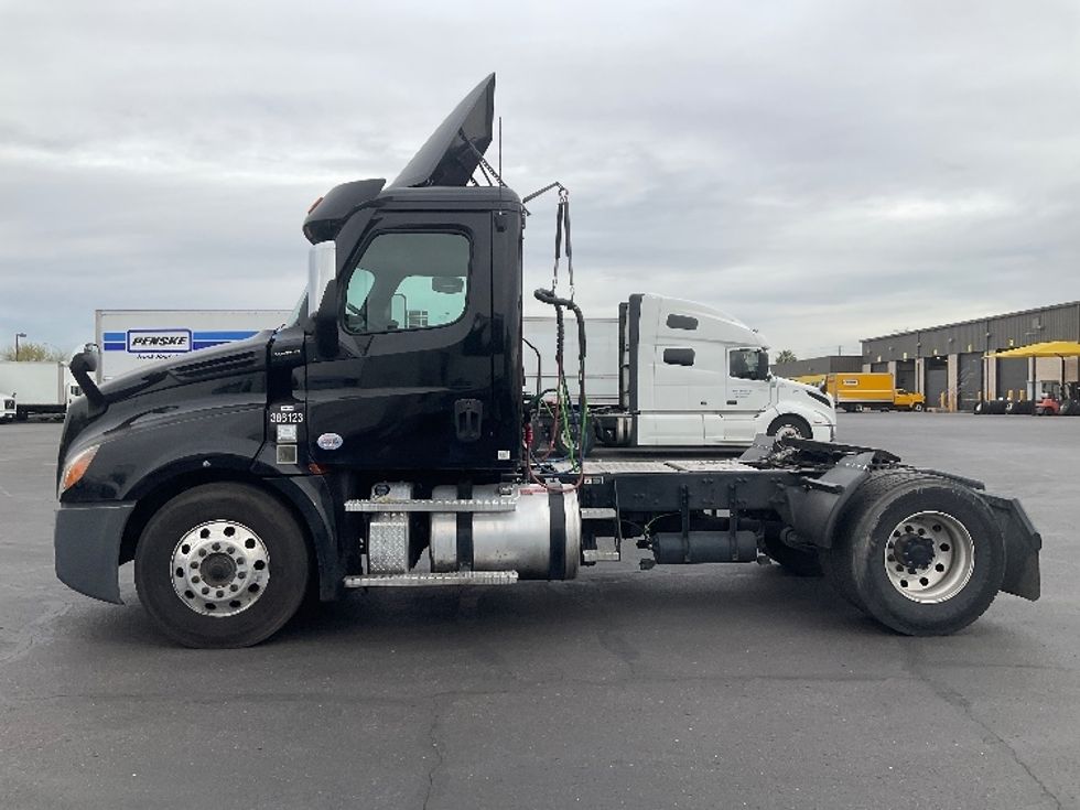 Day Cab Tractor-Heavy Duty Tractors-Freightliner-2021-T12642ST-Phoenix-AZ-184,973\n\t\tmiles-$ 61,000 - Image 4