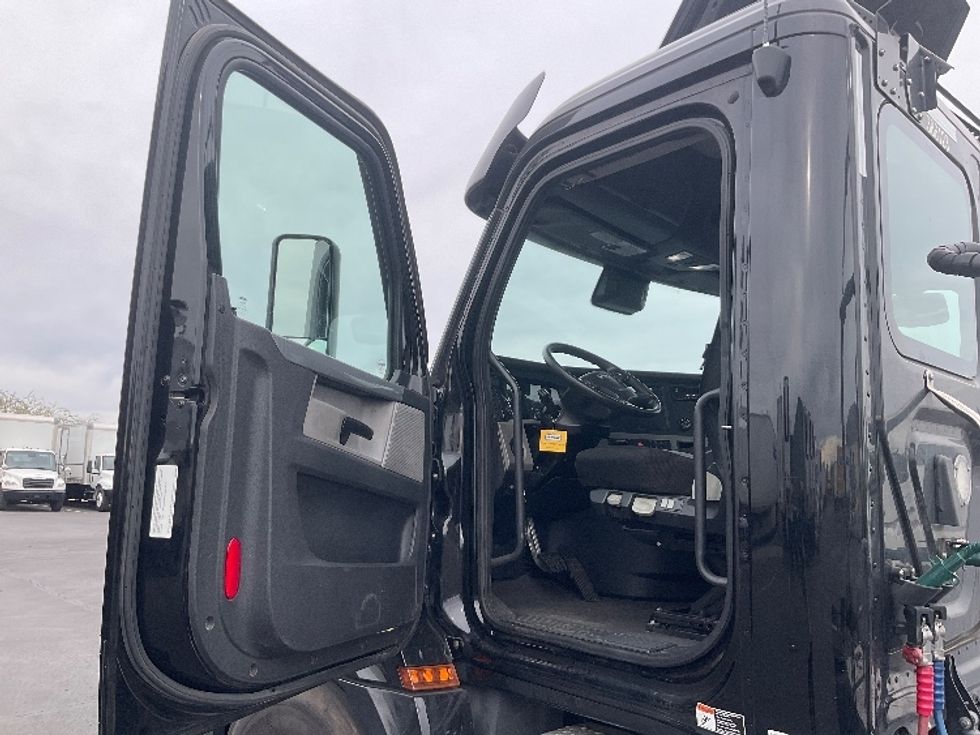 Day Cab Tractor-Heavy Duty Tractors-Freightliner-2021-T12642ST-Phoenix-AZ-184,973\n\t\tmiles-$ 61,000 - Image 9