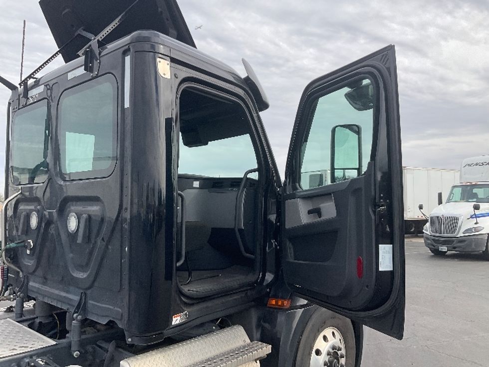 Day Cab Tractor-Heavy Duty Tractors-Freightliner-2021-T12642ST-Phoenix-AZ-214,284\n\t\tmiles-$ 59,500 - Image 12