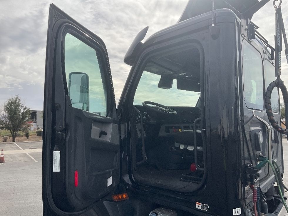 Day Cab Tractor-Heavy Duty Tractors-Freightliner-2021-T12642ST-Phoenix-AZ-214,284\n\t\tmiles-$ 59,500 - Image 9