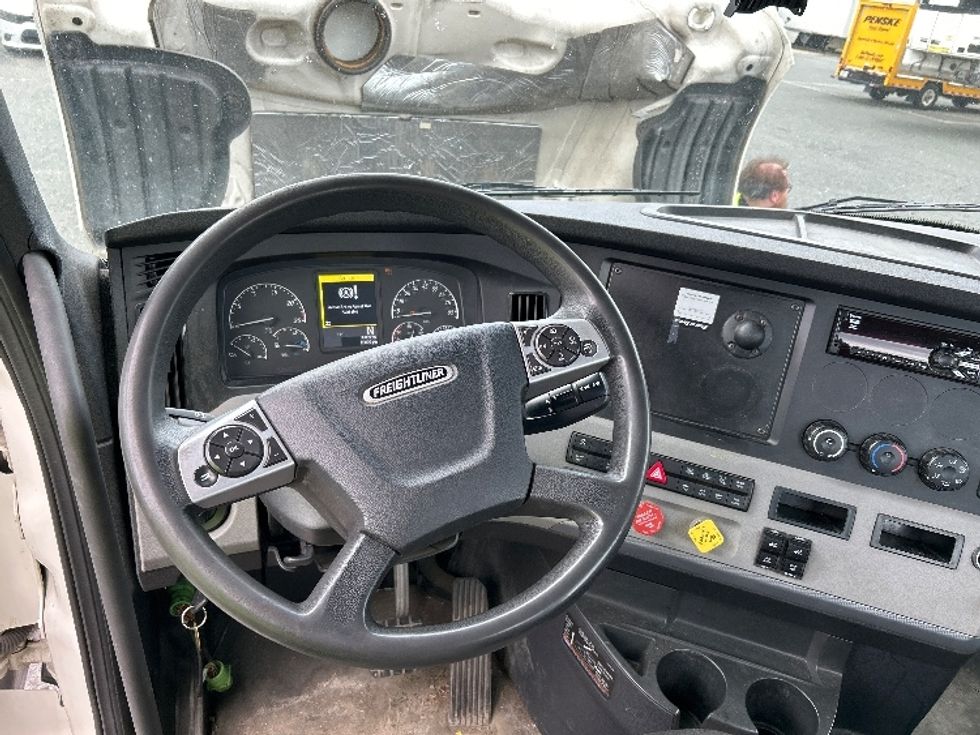 Day Cab Tractor-Heavy Duty Tractors-Freightliner-2021-T12642ST-Prince George-VA-276,200\n\t\tmiles-$ 52,750 - Image 11