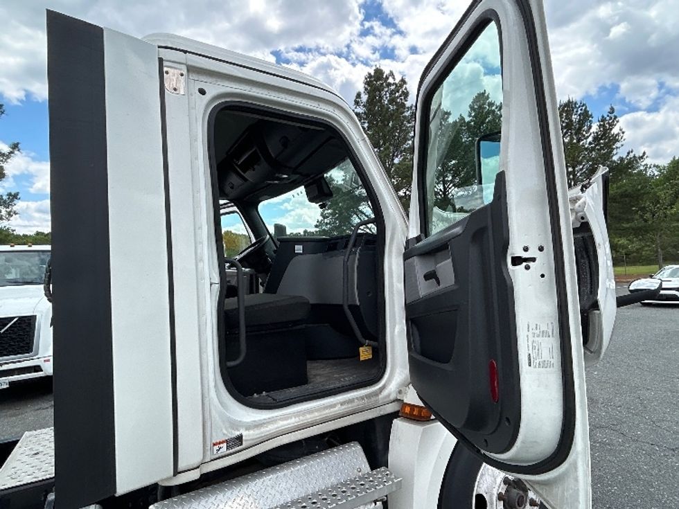 Day Cab Tractor-Heavy Duty Tractors-Freightliner-2021-T12642ST-Prince George-VA-276,200\n\t\tmiles-$ 52,750 - Image 12