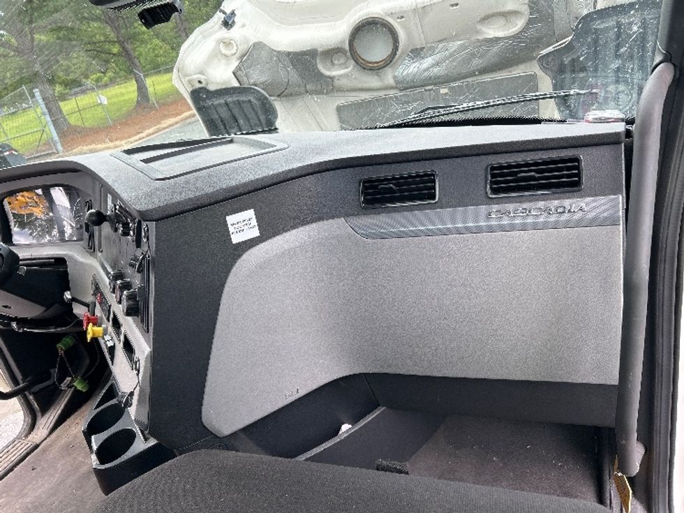 Day Cab Tractor-Heavy Duty Tractors-Freightliner-2021-T12642ST-Prince George-VA-276,200\n\t\tmiles-$ 52,750 - Image 13