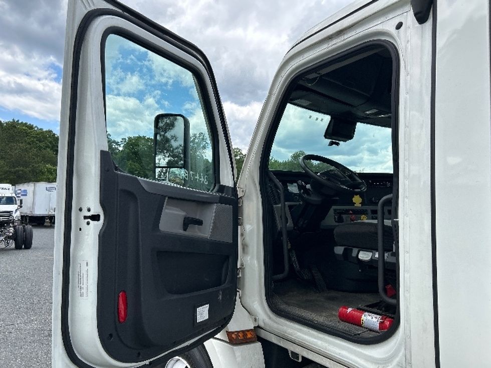 Day Cab Tractor-Heavy Duty Tractors-Freightliner-2021-T12642ST-Prince George-VA-276,200\n\t\tmiles-$ 52,750 - Image 9