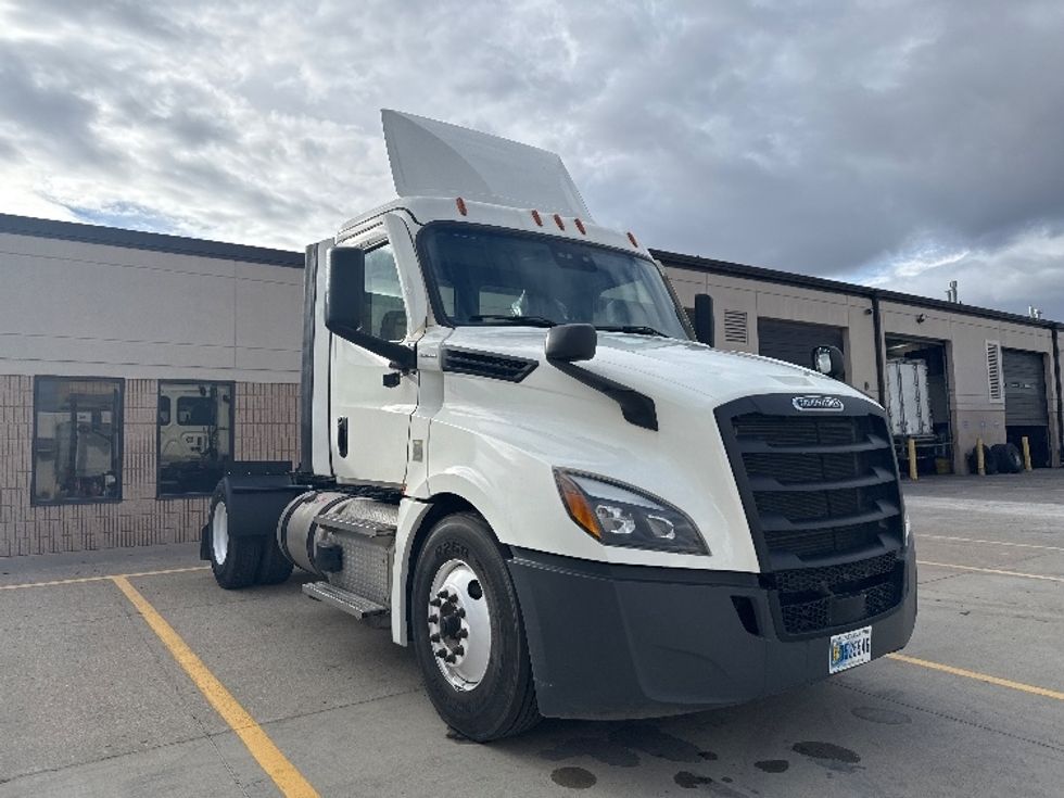 Day Cab Tractor-Heavy Duty Tractors-Freightliner-2021-T12642ST-Salt Lake City-UT-122,098\n\t\tmiles-$ 65,000 - Image 1