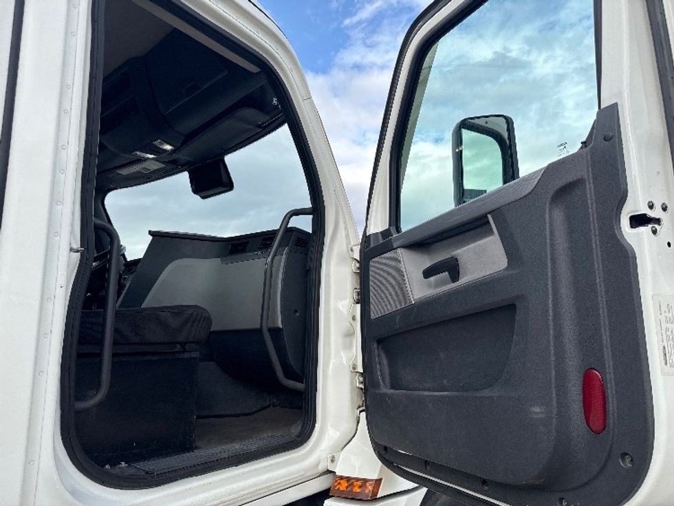 Day Cab Tractor-Heavy Duty Tractors-Freightliner-2021-T12642ST-Salt Lake City-UT-122,098\n\t\tmiles-$ 65,000 - Image 12