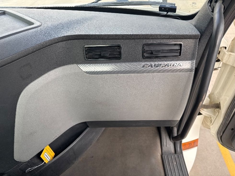 Day Cab Tractor-Heavy Duty Tractors-Freightliner-2021-T12642ST-Salt Lake City-UT-122,098\n\t\tmiles-$ 65,000 - Image 13